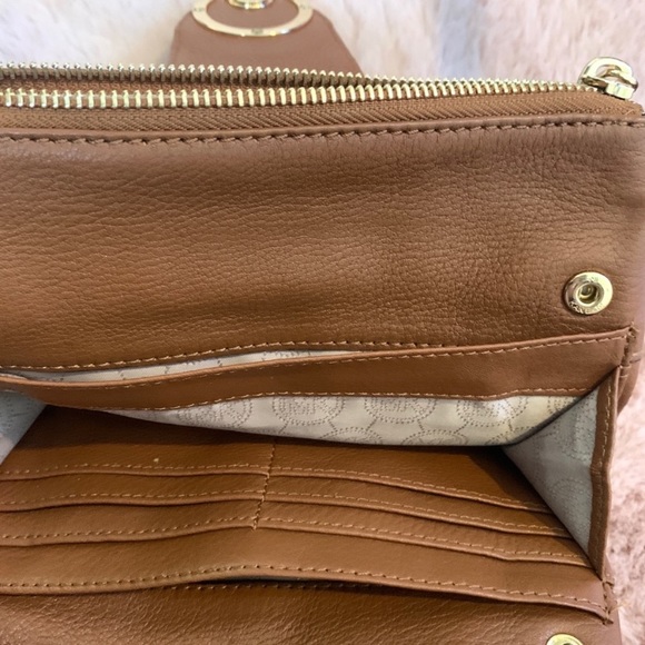 Michael Kors Crossbody Tan Leather and Gold - Picture 5 of 8